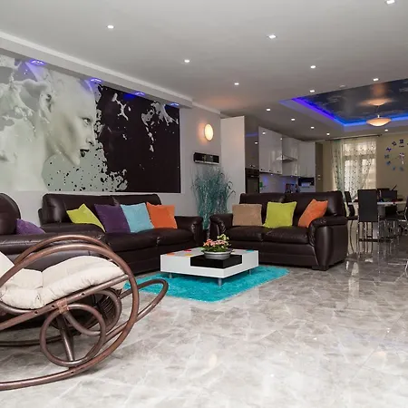 Azure Apartment *