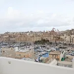 Azure Apartment *